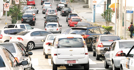 Trânsito na Vila Clementino piorou com corredores de ônibus da Domingos de Morais