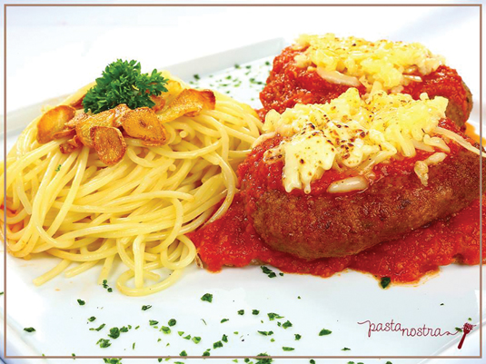 Polpettone e Spaghetti com Aglio e Olio: um dos destaques do restaurante, que tem ambientes charmosos