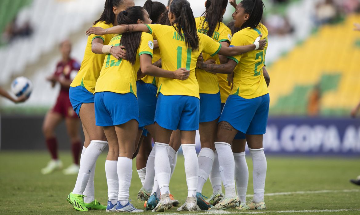 Fãs de futebol feminino americano em um estádio da copa do mundo apoiando a  equipe nacional